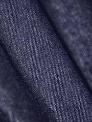 製品画像
ウォッシュ加工が施されたクラシックなフレンチブルーの織りデニム素材ジャケット全体画像。ヴィンテージ感と実用性を兼ね備えたデザインが特徴。
詳細画像
大容量のダブルインサートポケットや丸みを帯びた裾デザイン、ツイル織りテクスチャーのディテールを強調したショット。自然なウォッシュ加工の風合いも表現。