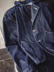 製品画像
ウォッシュ加工が施されたクラシックなフレンチブルーの織りデニム素材ジャケット全体画像。ヴィンテージ感と実用性を兼ね備えたデザインが特徴。
詳細画像
大容量のダブルインサートポケットや丸みを帯びた裾デザイン、ツイル織りテクスチャーのディテールを強調したショット。自然なウォッシュ加工の風合いも表現。