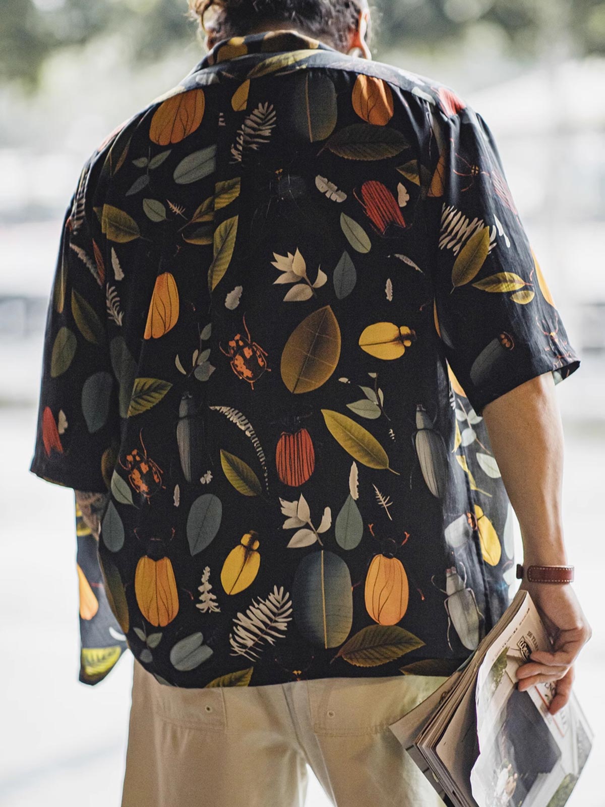 モデルが着用するトロピカルレインフォレストプリントアロハシャツ