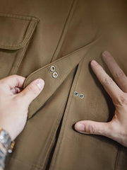 製品画像
消防バックルキャンバスジャケット、ユニークな金属製ロブスタークランプ、ラグランスリーブのゆったりとしたカッティング、伝統的な消防服デザインと精緻な工芸感を融合
詳細画像
金属製ロブスタークランプとラグランスリーブのディテール、背中の中央縫い合わせデザイン、ブラウンコットン素材で厚手で耐久性があり、通気性も確保