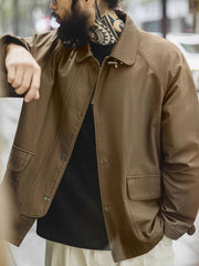 詳細画像
金属製ロブスタークランプとラグランスリーブのディテール、背中の中央縫い合わせデザイン、ブラウンコットン素材で厚手で耐久性があり、通気性も確保
モデル画像
消防バックルキャンバスジャケットを着用したモデル、ユニークなロブスタークランプとラグランスリーブのデザイン、快適で活動的な着心地を提供するルーズフィットスタイル