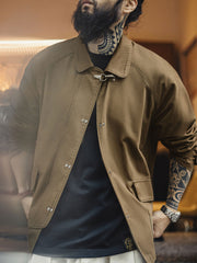 詳細画像
金属製ロブスタークランプとラグランスリーブのディテール、背中の中央縫い合わせデザイン、ブラウンコットン素材で厚手で耐久性があり、通気性も確保
モデル画像
消防バックルキャンバスジャケットを着用したモデル、ユニークなロブスタークランプとラグランスリーブのデザイン、快適で活動的な着心地を提供するルーズフィットスタイル