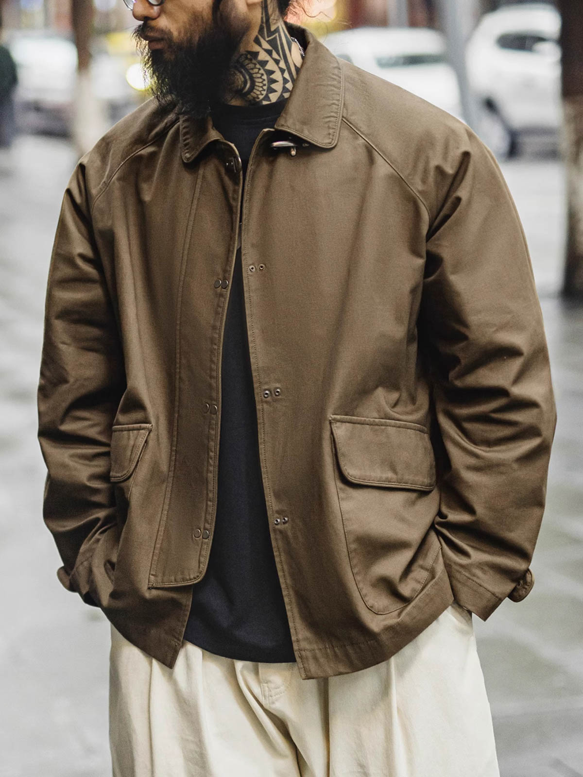 詳細画像
金属製ロブスタークランプとラグランスリーブのディテール、背中の中央縫い合わせデザイン、ブラウンコットン素材で厚手で耐久性があり、通気性も確保
モデル画像
消防バックルキャンバスジャケットを着用したモデル、ユニークなロブスタークランプとラグランスリーブのデザイン、快適で活動的な着心地を提供するルーズフィットスタイル