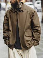 詳細画像
金属製ロブスタークランプとラグランスリーブのディテール、背中の中央縫い合わせデザイン、ブラウンコットン素材で厚手で耐久性があり、通気性も確保
モデル画像
消防バックルキャンバスジャケットを着用したモデル、ユニークなロブスタークランプとラグランスリーブのデザイン、快適で活動的な着心地を提供するルーズフィットスタイル