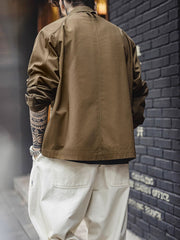 詳細画像
金属製ロブスタークランプとラグランスリーブのディテール、背中の中央縫い合わせデザイン、ブラウンコットン素材で厚手で耐久性があり、通気性も確保
モデル画像
消防バックルキャンバスジャケットを着用したモデル、ユニークなロブスタークランプとラグランスリーブのデザイン、快適で活動的な着心地を提供するルーズフィットスタイル