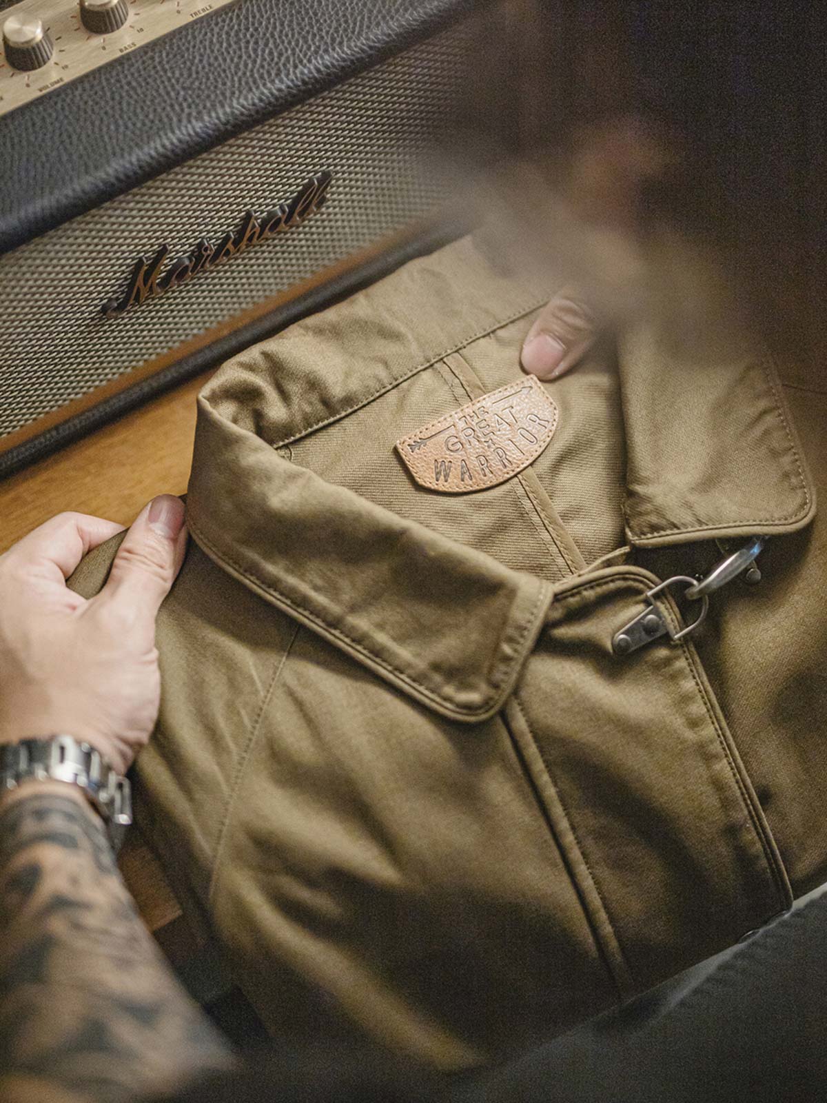 製品画像
消防バックルキャンバスジャケット、ユニークな金属製ロブスタークランプ、ラグランスリーブのゆったりとしたカッティング、伝統的な消防服デザインと精緻な工芸感を融合
詳細画像
金属製ロブスタークランプとラグランスリーブのディテール、背中の中央縫い合わせデザイン、ブラウンコットン素材で厚手で耐久性があり、通気性も確保