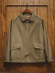 製品画像
消防バックルキャンバスジャケット、ユニークな金属製ロブスタークランプ、ラグランスリーブのゆったりとしたカッティング、伝統的な消防服デザインと精緻な工芸感を融合
詳細画像
金属製ロブスタークランプとラグランスリーブのディテール、背中の中央縫い合わせデザイン、ブラウンコットン素材で厚手で耐久性があり、通気性も確保