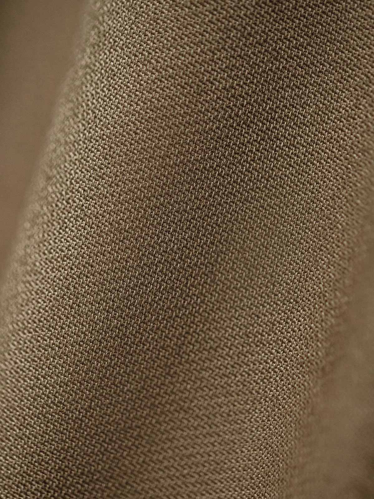 製品画像
消防バックルキャンバスジャケット、ユニークな金属製ロブスタークランプ、ラグランスリーブのゆったりとしたカッティング、伝統的な消防服デザインと精緻な工芸感を融合
詳細画像
金属製ロブスタークランプとラグランスリーブのディテール、背中の中央縫い合わせデザイン、ブラウンコットン素材で厚手で耐久性があり、通気性も確保