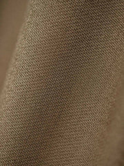 製品画像
消防バックルキャンバスジャケット、ユニークな金属製ロブスタークランプ、ラグランスリーブのゆったりとしたカッティング、伝統的な消防服デザインと精緻な工芸感を融合
詳細画像
金属製ロブスタークランプとラグランスリーブのディテール、背中の中央縫い合わせデザイン、ブラウンコットン素材で厚手で耐久性があり、通気性も確保