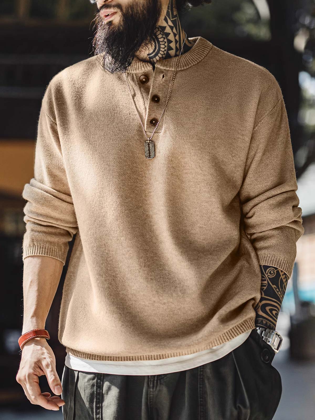 詳細画像:
ヘンリーネックと牛角製四つ穴ボタンのディテール画像 クラシックなデザインで、牛角ボタンがアクセントとなり、上品さを引き立てます。
詳細画像:
スケール編みのパイナップル模様とリブ袖口のディテール画像 スケール編みの立体感と、リブ袖口のフィット感が特徴的なデザイン。細部までこだわり抜いた仕上がりです。