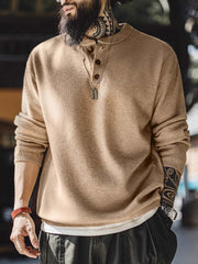 詳細画像:
ヘンリーネックと牛角製四つ穴ボタンのディテール画像 クラシックなデザインで、牛角ボタンがアクセントとなり、上品さを引き立てます。
詳細画像:
スケール編みのパイナップル模様とリブ袖口のディテール画像 スケール編みの立体感と、リブ袖口のフィット感が特徴的なデザイン。細部までこだわり抜いた仕上がりです。