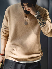 詳細画像:
ヘンリーネックと牛角製四つ穴ボタンのディテール画像 クラシックなデザインで、牛角ボタンがアクセントとなり、上品さを引き立てます。
詳細画像:
スケール編みのパイナップル模様とリブ袖口のディテール画像 スケール編みの立体感と、リブ袖口のフィット感が特徴的なデザイン。細部までこだわり抜いた仕上がりです。