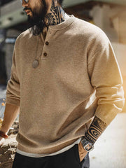 詳細画像:
ヘンリーネックと牛角製四つ穴ボタンのディテール画像 クラシックなデザインで、牛角ボタンがアクセントとなり、上品さを引き立てます。
詳細画像:
スケール編みのパイナップル模様とリブ袖口のディテール画像 スケール編みの立体感と、リブ袖口のフィット感が特徴的なデザイン。細部までこだわり抜いた仕上がりです。