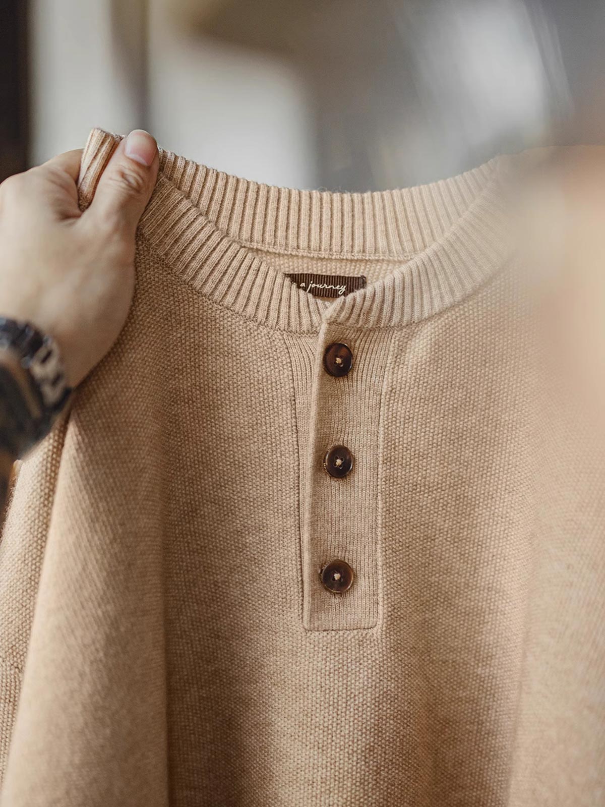 製品画像
スケール編み ヘンリーネック ニットセーター 立体的なスケール編みデザインとクラシックなヘンリーネックが特徴。高品質なニット素材で作られ、着心地も抜群。
詳細画像:
ヘンリーネックと牛角製四つ穴ボタンのディテール画像 クラシックなデザインで、牛角ボタンがアクセントとなり、上品さを引き立てます。