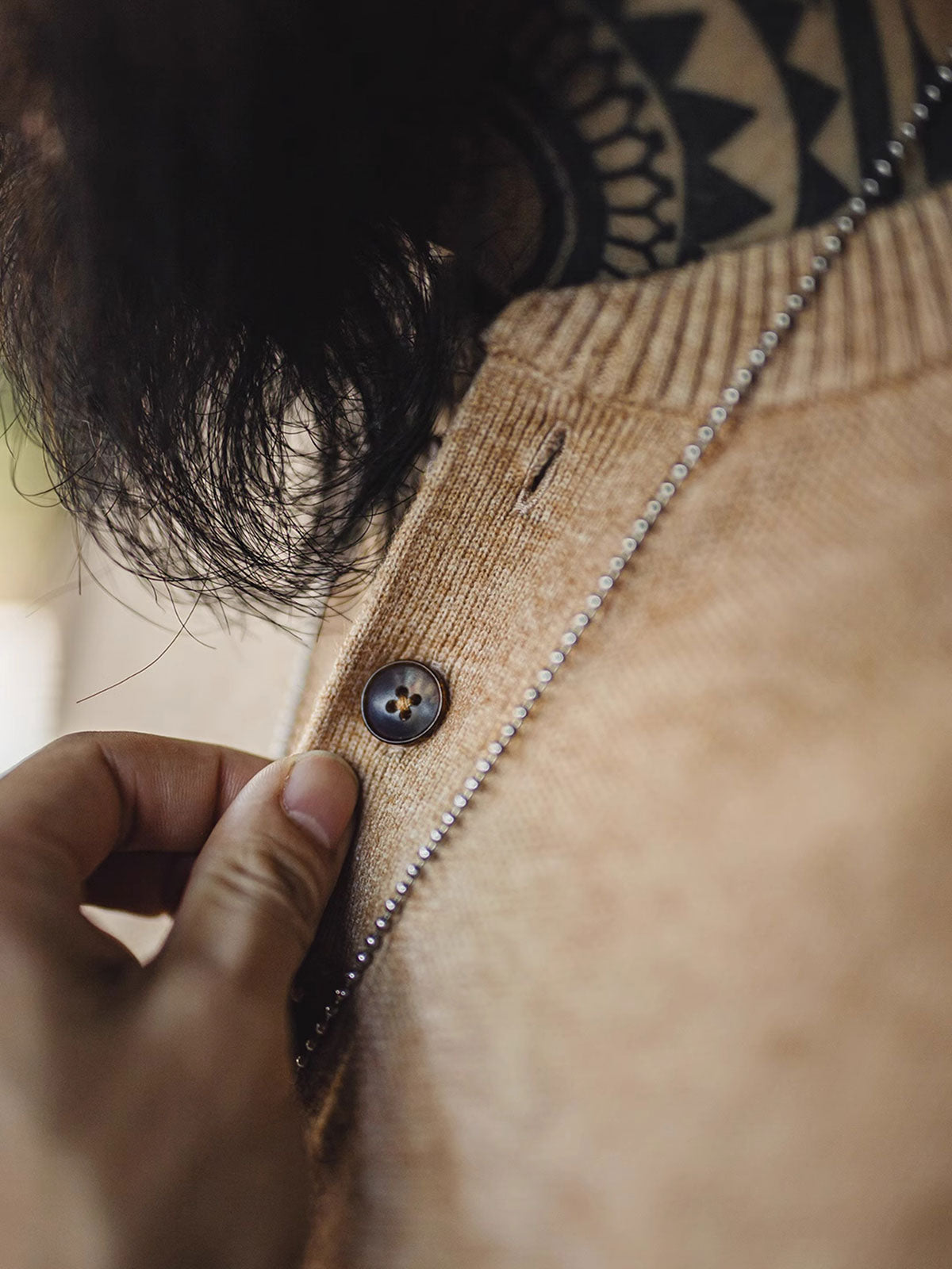 製品画像
スケール編み ヘンリーネック ニットセーター 立体的なスケール編みデザインとクラシックなヘンリーネックが特徴。高品質なニット素材で作られ、着心地も抜群。
詳細画像:
ヘンリーネックと牛角製四つ穴ボタンのディテール画像 クラシックなデザインで、牛角ボタンがアクセントとなり、上品さを引き立てます。