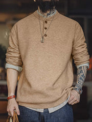 詳細画像:
ヘンリーネックと牛角製四つ穴ボタンのディテール画像 クラシックなデザインで、牛角ボタンがアクセントとなり、上品さを引き立てます。
詳細画像:
スケール編みのパイナップル模様とリブ袖口のディテール画像 スケール編みの立体感と、リブ袖口のフィット感が特徴的なデザイン。細部までこだわり抜いた仕上がりです。