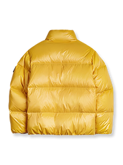 製品画像
鮮やかなイエローのハイカラー・ダウンジャケット、80年代のパニナーロスタイルを再現、撥水性4級のナイロン防水素材、クラシックなデザインと高襟が特徴のジャケット
詳細画像
六角形ジッパーチャームとインディアン柄刺繍ディテール、鮮やかなイエローが際立つデザイン、防水加工されたナイロン素材とレトロなディテールのクローズアップ