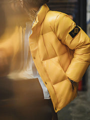 製品画像
鮮やかなイエローのハイカラー・ダウンジャケット、80年代のパニナーロスタイルを再現、撥水性4級のナイロン防水素材、クラシックなデザインと高襟が特徴のジャケット
詳細画像
六角形ジッパーチャームとインディアン柄刺繍ディテール、鮮やかなイエローが際立つデザイン、防水加工されたナイロン素材とレトロなディテールのクローズアップ