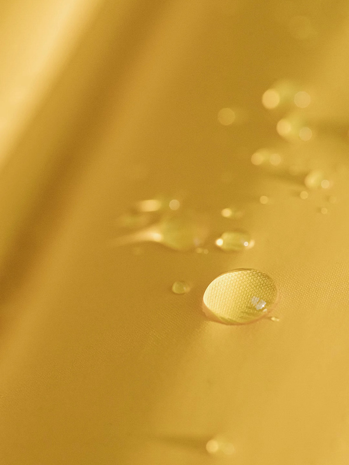 製品画像
鮮やかなイエローのハイカラー・ダウンジャケット、80年代のパニナーロスタイルを再現、撥水性4級のナイロン防水素材、クラシックなデザインと高襟が特徴のジャケット
詳細画像
六角形ジッパーチャームとインディアン柄刺繍ディテール、鮮やかなイエローが際立つデザイン、防水加工されたナイロン素材とレトロなディテールのクローズアップ