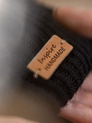 製品画像
ニットウールキャスケット 1940年代M1941デザインのレトロスタイル、現代的なアレンジで機能性とファッション性を兼ね備えたキャスケット。
詳細画像
1940年代のM1941デザインを基にしたニットウールキャスケット。高品質なウール素材と洗練されたデザインで、クラシックなレトロ感と現代的なフィット感を提供。