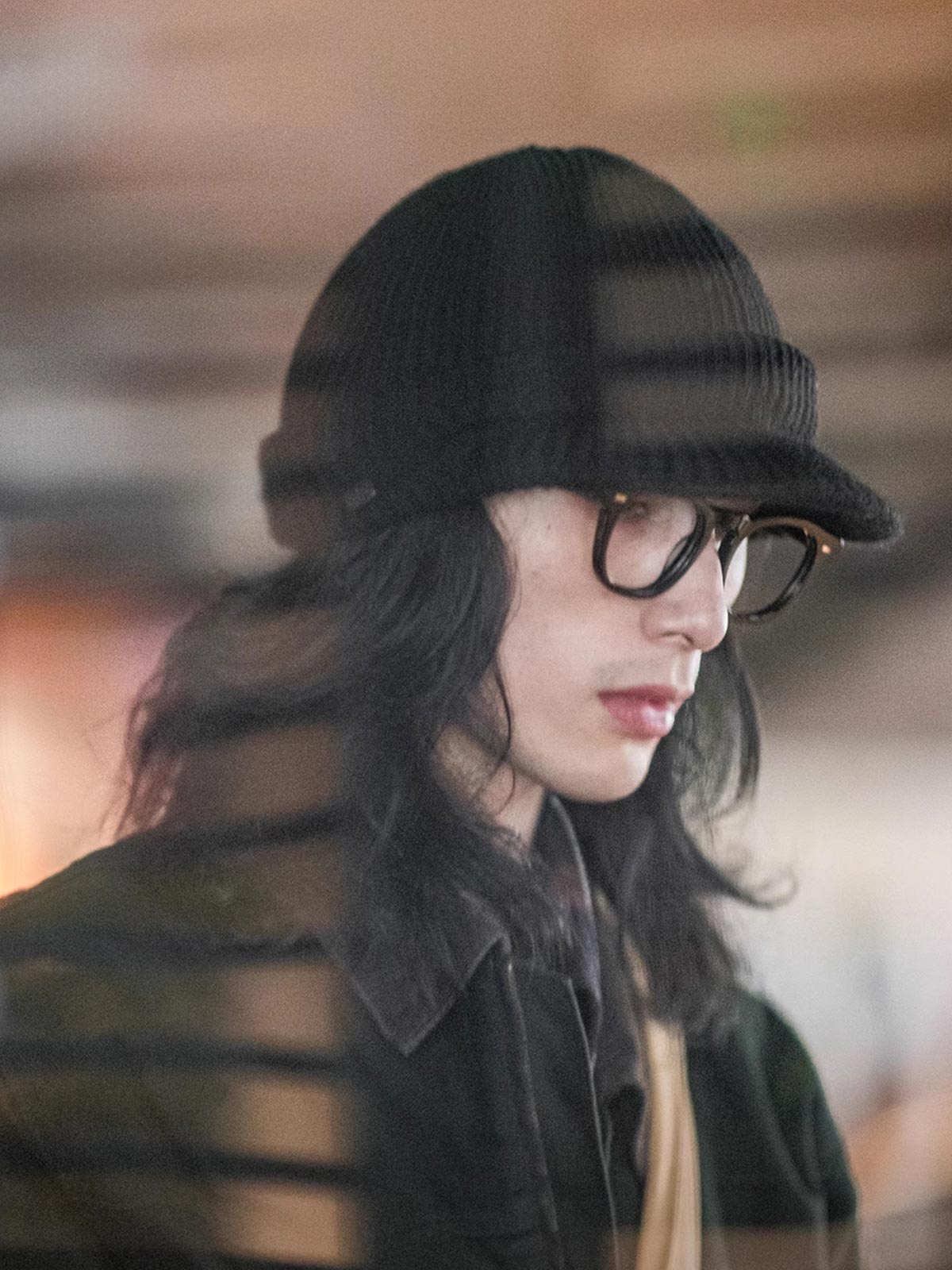 詳細画像
1940年代のM1941デザインを基にしたニットウールキャスケット。高品質なウール素材と洗練されたデザインで、クラシックなレトロ感と現代的なフィット感を提供。
モデル画像
現代的なスタイルでリデザインされた1940年代M1941デザインのニットウールキャスケットを着用したモデル。シンプルでありながら洗練されたレトロな印象を与えるアイテム。