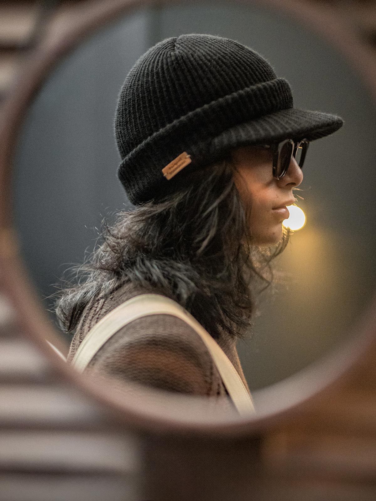 詳細画像
1940年代のM1941デザインを基にしたニットウールキャスケット。高品質なウール素材と洗練されたデザインで、クラシックなレトロ感と現代的なフィット感を提供。
モデル画像
現代的なスタイルでリデザインされた1940年代M1941デザインのニットウールキャスケットを着用したモデル。シンプルでありながら洗練されたレトロな印象を与えるアイテム。