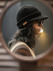 詳細画像
1940年代のM1941デザインを基にしたニットウールキャスケット。高品質なウール素材と洗練されたデザインで、クラシックなレトロ感と現代的なフィット感を提供。
モデル画像
現代的なスタイルでリデザインされた1940年代M1941デザインのニットウールキャスケットを着用したモデル。シンプルでありながら洗練されたレトロな印象を与えるアイテム。