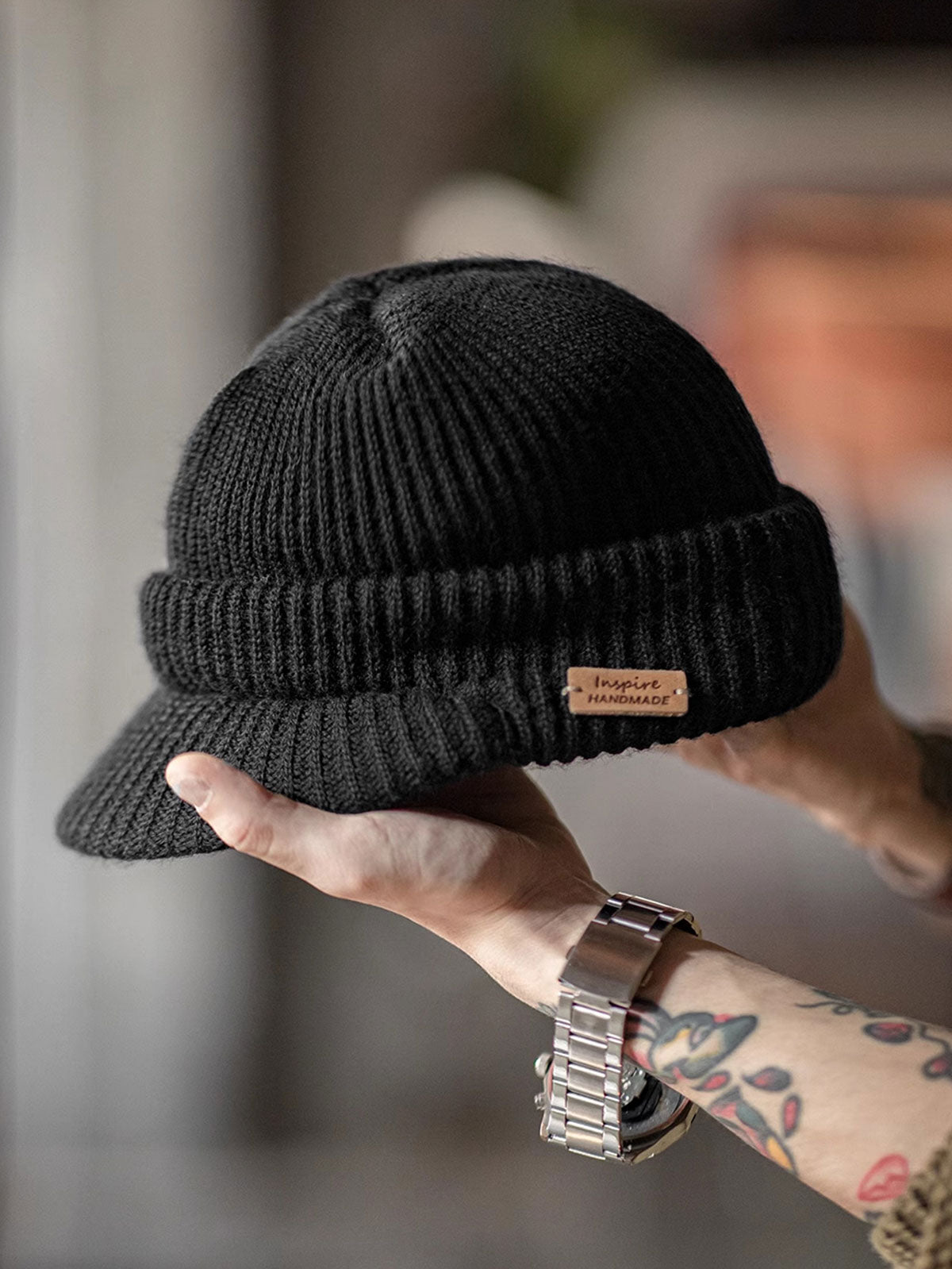 製品画像
ニットウールキャスケット 1940年代M1941デザインのレトロスタイル、現代的なアレンジで機能性とファッション性を兼ね備えたキャスケット。
詳細画像
1940年代のM1941デザインを基にしたニットウールキャスケット。高品質なウール素材と洗練されたデザインで、クラシックなレトロ感と現代的なフィット感を提供。