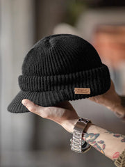 製品画像
ニットウールキャスケット 1940年代M1941デザインのレトロスタイル、現代的なアレンジで機能性とファッション性を兼ね備えたキャスケット。
詳細画像
1940年代のM1941デザインを基にしたニットウールキャスケット。高品質なウール素材と洗練されたデザインで、クラシックなレトロ感と現代的なフィット感を提供。