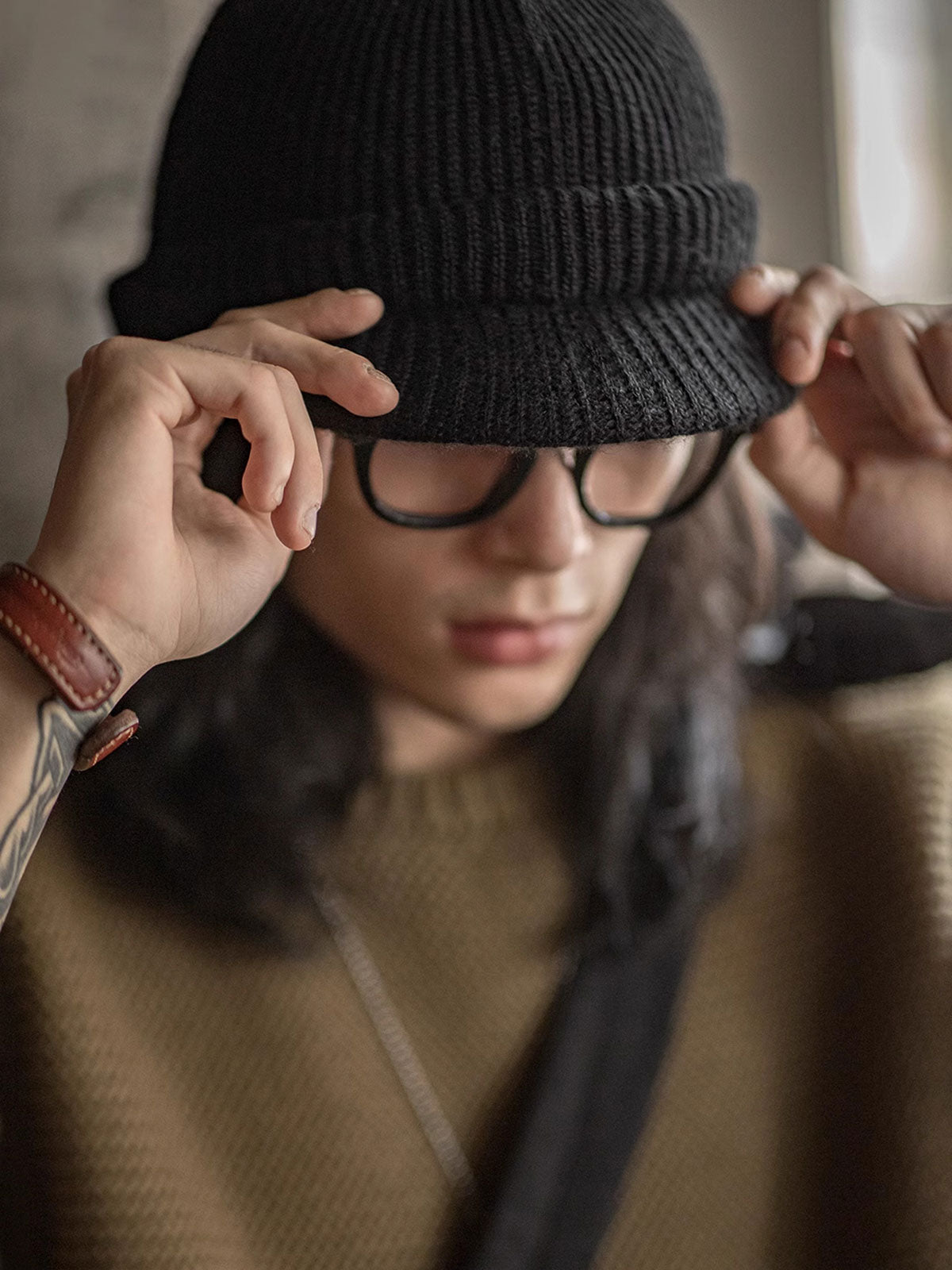 詳細画像
1940年代のM1941デザインを基にしたニットウールキャスケット。高品質なウール素材と洗練されたデザインで、クラシックなレトロ感と現代的なフィット感を提供。
モデル画像
現代的なスタイルでリデザインされた1940年代M1941デザインのニットウールキャスケットを着用したモデル。シンプルでありながら洗練されたレトロな印象を与えるアイテム。