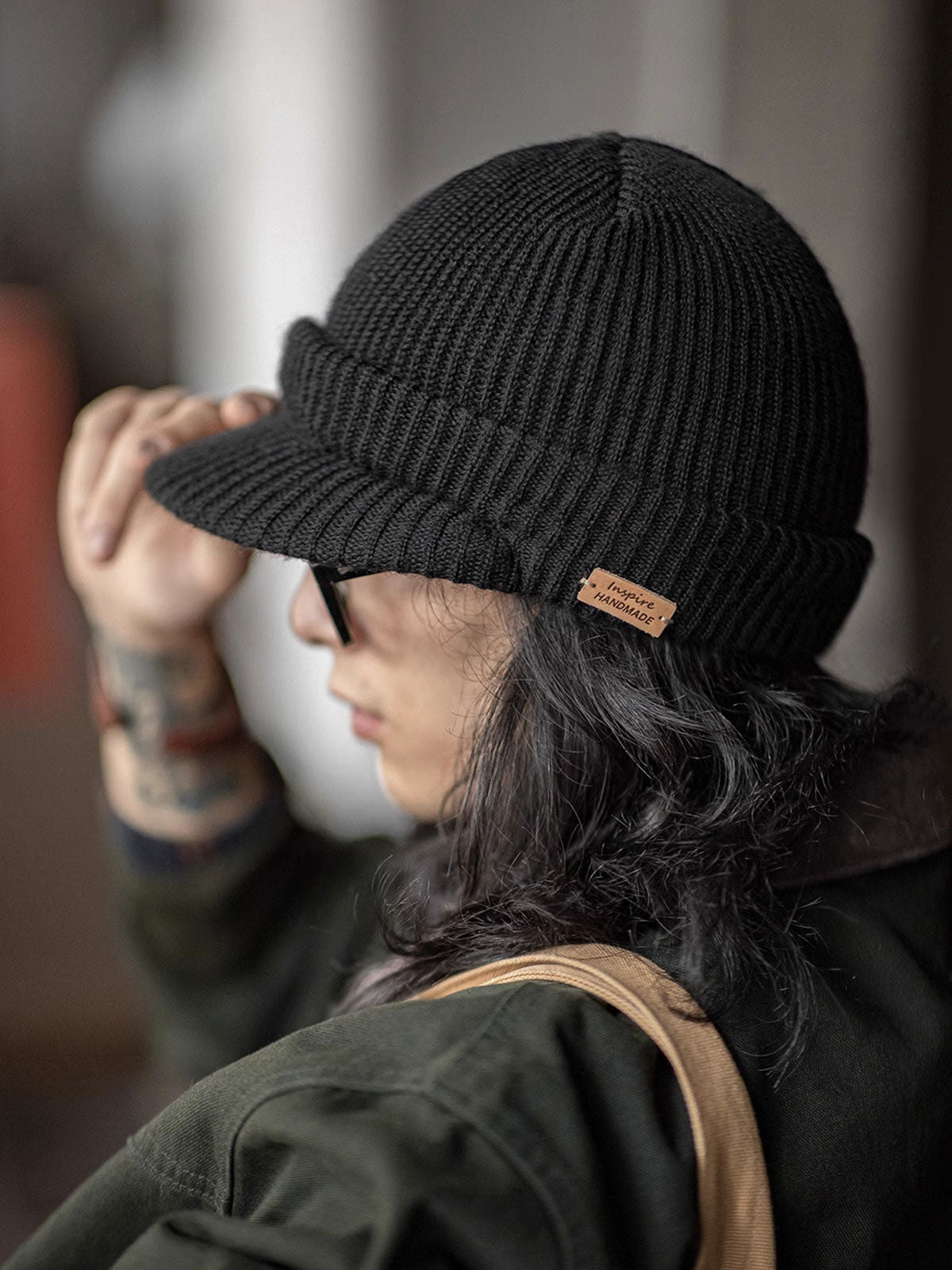 詳細画像
1940年代のM1941デザインを基にしたニットウールキャスケット。高品質なウール素材と洗練されたデザインで、クラシックなレトロ感と現代的なフィット感を提供。
モデル画像
現代的なスタイルでリデザインされた1940年代M1941デザインのニットウールキャスケットを着用したモデル。シンプルでありながら洗練されたレトロな印象を与えるアイテム。