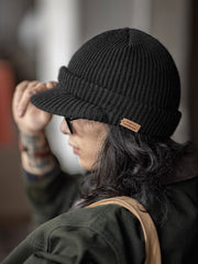 詳細画像
1940年代のM1941デザインを基にしたニットウールキャスケット。高品質なウール素材と洗練されたデザインで、クラシックなレトロ感と現代的なフィット感を提供。
モデル画像
現代的なスタイルでリデザインされた1940年代M1941デザインのニットウールキャスケットを着用したモデル。シンプルでありながら洗練されたレトロな印象を与えるアイテム。