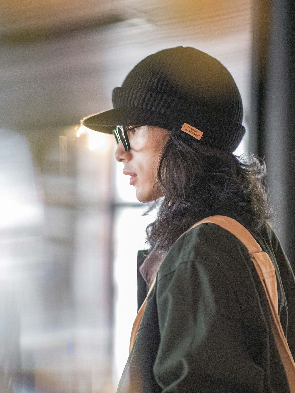 詳細画像
1940年代のM1941デザインを基にしたニットウールキャスケット。高品質なウール素材と洗練されたデザインで、クラシックなレトロ感と現代的なフィット感を提供。
モデル画像
現代的なスタイルでリデザインされた1940年代M1941デザインのニットウールキャスケットを着用したモデル。シンプルでありながら洗練されたレトロな印象を与えるアイテム。