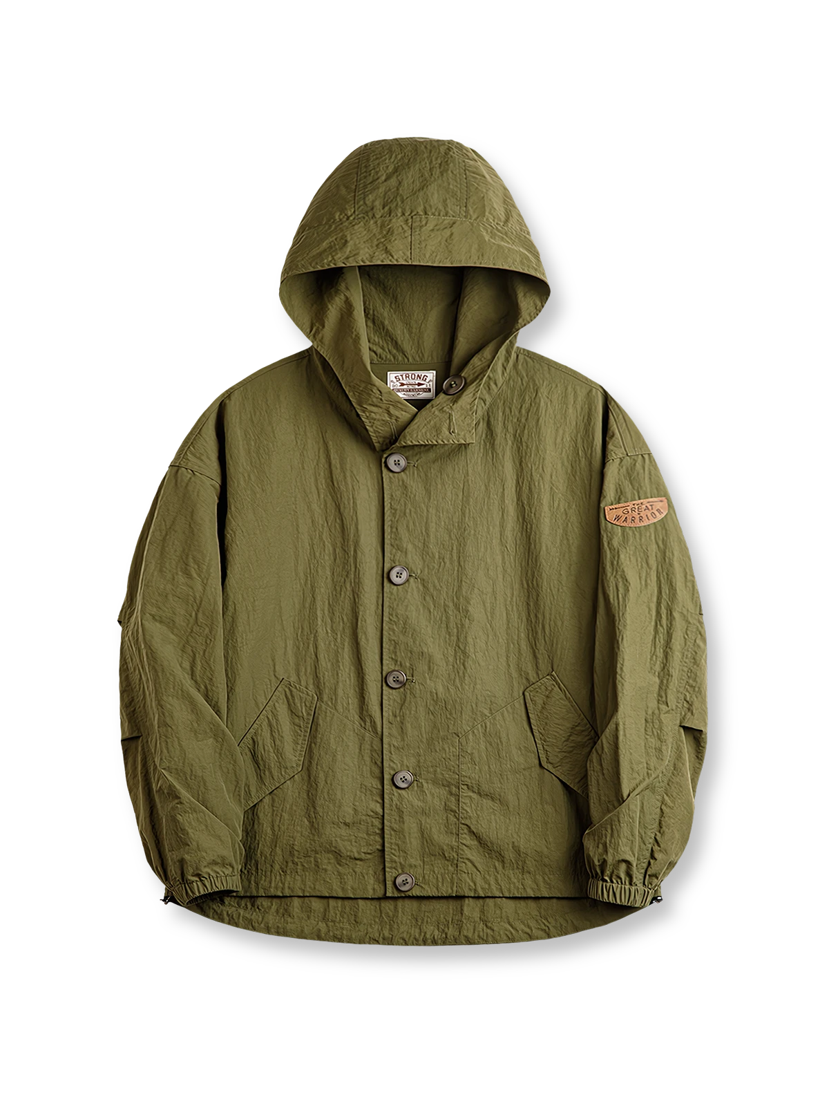 製品画像
タスロン素材のシワ加工が特徴的な薄手フード付きジャケット全体画像。エポレットデザインとヴィンテージ感漂うテクスチャーが、アウトドアや日常のあらゆるシーンで活躍する一着。
詳細画像
スタンドカラーと折り襟の2WAY仕様、エポレットディテール、フラップ付きスナップボタンポケット、そしてドローコード付き裾のディテールを強調したクローズアップ画像。機能性とデザイン性が融合した細部。