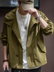 詳細画像
スタンドカラーと折り襟の2WAY仕様、エポレットディテール、フラップ付きスナップボタンポケット、そしてドローコード付き裾のディテールを強調したクローズアップ画像。機能性とデザイン性が融合した細部。
モデル画像
リラックス感のあるオーバーサイズシルエットのヴィンテージフード付きジャケットを着用し、アウトドアコーディネートを演出したモデル画像。軽量で耐久性のあるデザインが際立つスタイル。