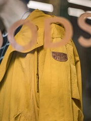 製品画像
タスロン素材のシワ加工が特徴的な薄手フード付きジャケット全体画像。エポレットデザインとヴィンテージ感漂うテクスチャーが、アウトドアや日常のあらゆるシーンで活躍する一着。
詳細画像
スタンドカラーと折り襟の2WAY仕様、エポレットディテール、フラップ付きスナップボタンポケット、そしてドローコード付き裾のディテールを強調したクローズアップ画像。機能性とデザイン性が融合した細部。