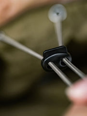 製品画像
タスロン素材のシワ加工が特徴的な薄手フード付きジャケット全体画像。エポレットデザインとヴィンテージ感漂うテクスチャーが、アウトドアや日常のあらゆるシーンで活躍する一着。
詳細画像
スタンドカラーと折り襟の2WAY仕様、エポレットディテール、フラップ付きスナップボタンポケット、そしてドローコード付き裾のディテールを強調したクローズアップ画像。機能性とデザイン性が融合した細部。