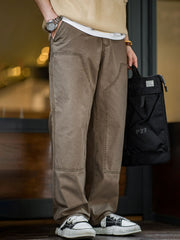 詳細画像
改良型デザインでポケット数を減らしシンプルに、ヴィンテージ感を高める打ち込みリベットとレザーパッチ、100%コットンのキャンバス生地、ウォッシュ加工でレトロな風合いを実現したディテール
モデル画像
快適でスタイリッシュなダブルニー・カーゴパンツ、ワークウェアスタイルとヴィンテージ感を兼ね備えたデザイン、柔らかい手触りで着心地良く、スタイリングが引き立つ