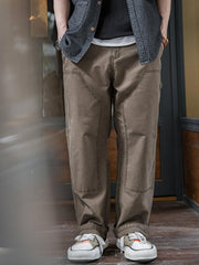 詳細画像
改良型デザインでポケット数を減らしシンプルに、ヴィンテージ感を高める打ち込みリベットとレザーパッチ、100%コットンのキャンバス生地、ウォッシュ加工でレトロな風合いを実現したディテール
モデル画像
快適でスタイリッシュなダブルニー・カーゴパンツ、ワークウェアスタイルとヴィンテージ感を兼ね備えたデザイン、柔らかい手触りで着心地良く、スタイリングが引き立つ