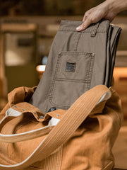 製品画像
B01改良型ダブルニー・カーゴパンツ、クラシックなB01型をリバイバル、ダブルニーのパッチとツールポケット、ハンマーループを備えたワークウェアスタイル、アンティーク仕上げの打ち込みリベットとエンボス加工されたレザーパッチ
詳細画像
改良型デザインでポケット数を減らしシンプルに、ヴィンテージ感を高める打ち込みリベットとレザーパッチ、100%コットンのキャンバス生地、ウォッシュ加工でレトロな風合いを実現したディテール