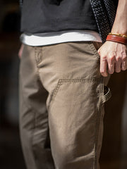 詳細画像
改良型デザインでポケット数を減らしシンプルに、ヴィンテージ感を高める打ち込みリベットとレザーパッチ、100%コットンのキャンバス生地、ウォッシュ加工でレトロな風合いを実現したディテール
モデル画像
快適でスタイリッシュなダブルニー・カーゴパンツ、ワークウェアスタイルとヴィンテージ感を兼ね備えたデザイン、柔らかい手触りで着心地良く、スタイリングが引き立つ