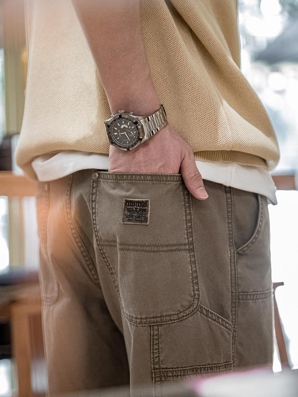 詳細画像
改良型デザインでポケット数を減らしシンプルに、ヴィンテージ感を高める打ち込みリベットとレザーパッチ、100%コットンのキャンバス生地、ウォッシュ加工でレトロな風合いを実現したディテール
モデル画像
快適でスタイリッシュなダブルニー・カーゴパンツ、ワークウェアスタイルとヴィンテージ感を兼ね備えたデザイン、柔らかい手触りで着心地良く、スタイリングが引き立つ