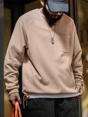 詳細画像
幾何学模様のワッフル編みテクスチャー、袖口のリブディテール、裾のドローストリングデザインを強調したクローズアップ画像。ラグランスリーブと切り替えデザインが動きと立体感を演出。
モデル画像
ヴィンテージ感漂うヘンリーネックシャツを着用したモデルが、ラグランスリーブによるリラックスシルエットを活かしたカジュアルスタイルを披露。快適な着心地と立体的な編み地が目を引くコーディネート。