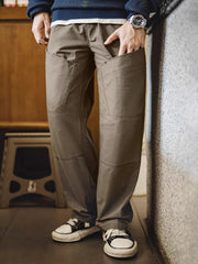 詳細画像
大口ポケットとディテールが特徴的なワイドカジュアルパンツのクローズアップ。235g/mのコットンツイル生地を使用。
モデル画像
リラックスしたカジュアルスタイルで着こなした大口ポケットワイドカジュアルパンツ。着用感とシルエットが強調されたモデル画像。