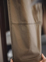 製品画像
大口ポケット ワイドカジュアルパンツ 実用性とスタイルを兼ね備えた、リラックスしたカジュアルな雰囲気を演出するレトロなワークパンツ。
詳細画像
大口ポケットとディテールが特徴的なワイドカジュアルパンツのクローズアップ。235g/mのコットンツイル生地を使用。