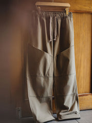 製品画像
大口ポケット ワイドカジュアルパンツ 実用性とスタイルを兼ね備えた、リラックスしたカジュアルな雰囲気を演出するレトロなワークパンツ。
詳細画像
大口ポケットとディテールが特徴的なワイドカジュアルパンツのクローズアップ。235g/mのコットンツイル生地を使用。