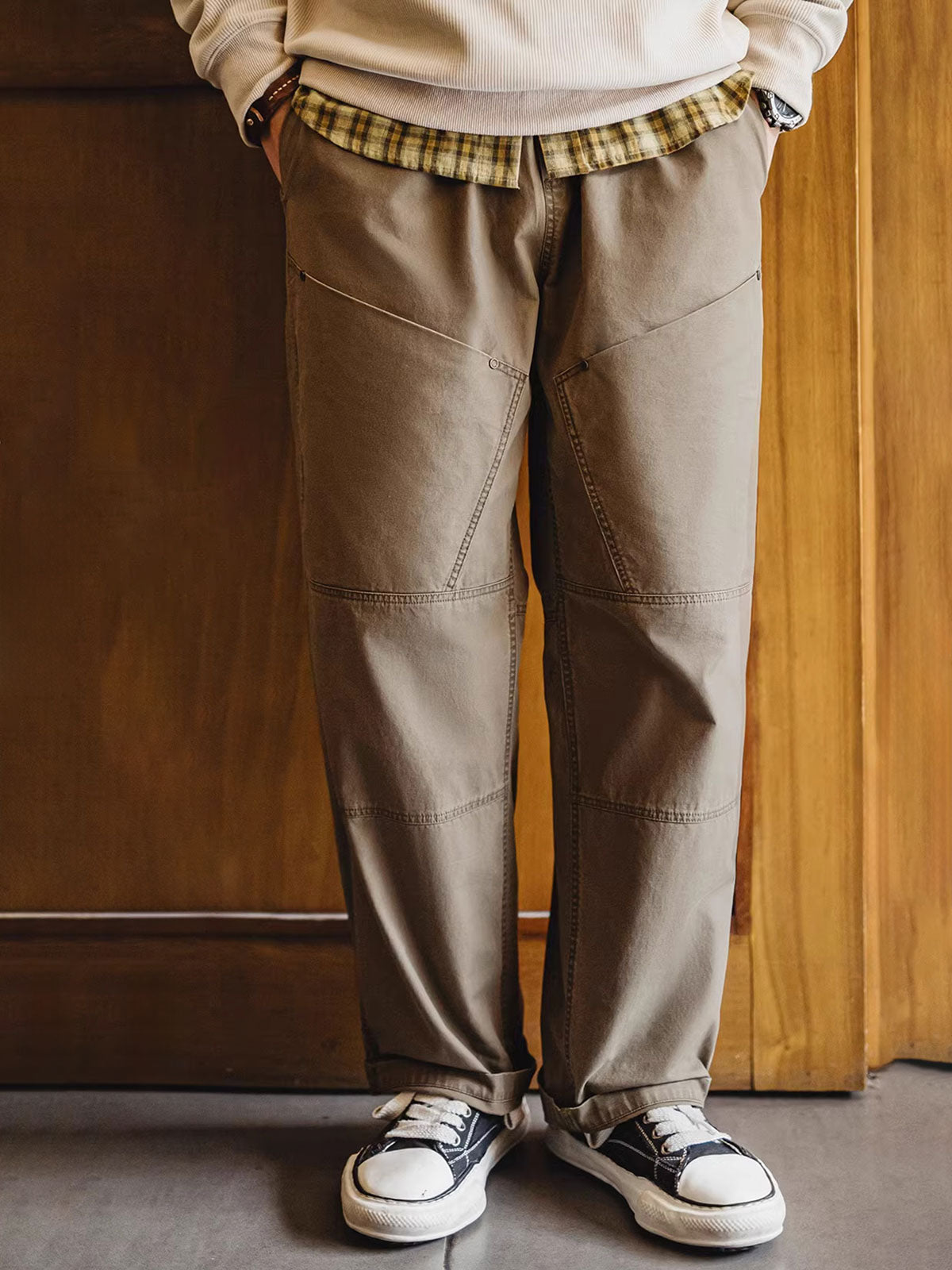 詳細画像
大口ポケットとディテールが特徴的なワイドカジュアルパンツのクローズアップ。235g/mのコットンツイル生地を使用。
モデル画像
リラックスしたカジュアルスタイルで着こなした大口ポケットワイドカジュアルパンツ。着用感とシルエットが強調されたモデル画像。