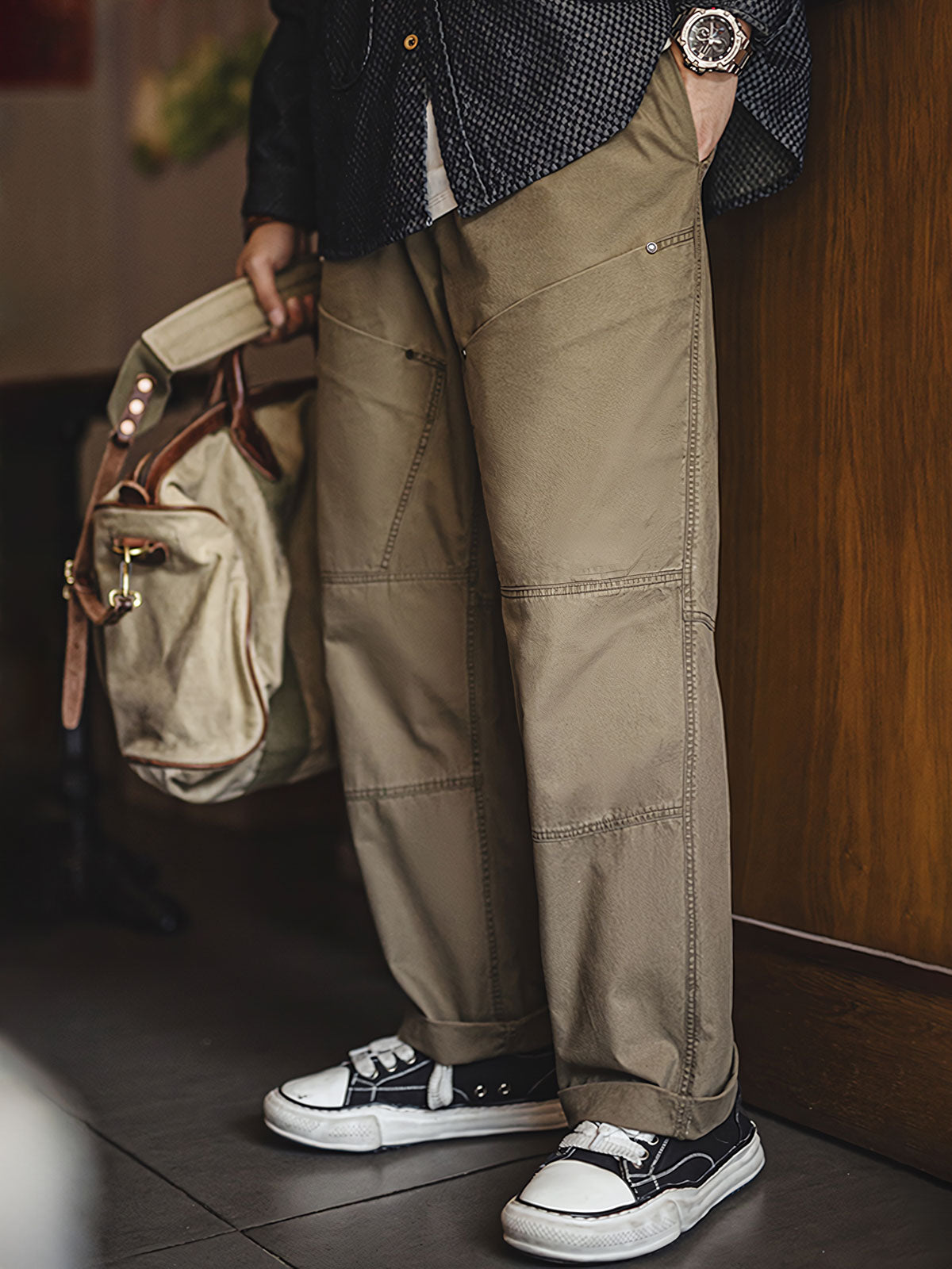 詳細画像
大口ポケットとディテールが特徴的なワイドカジュアルパンツのクローズアップ。235g/mのコットンツイル生地を使用。
モデル画像
リラックスしたカジュアルスタイルで着こなした大口ポケットワイドカジュアルパンツ。着用感とシルエットが強調されたモデル画像。