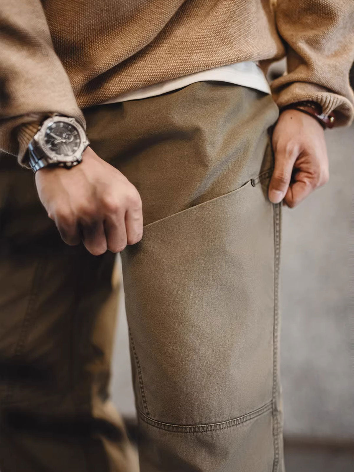 詳細画像
大口ポケットとディテールが特徴的なワイドカジュアルパンツのクローズアップ。235g/mのコットンツイル生地を使用。
モデル画像
リラックスしたカジュアルスタイルで着こなした大口ポケットワイドカジュアルパンツ。着用感とシルエットが強調されたモデル画像。