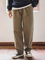 詳細画像
大口ポケットとディテールが特徴的なワイドカジュアルパンツのクローズアップ。235g/mのコットンツイル生地を使用。
モデル画像
リラックスしたカジュアルスタイルで着こなした大口ポケットワイドカジュアルパンツ。着用感とシルエットが強調されたモデル画像。